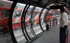 Estações-tubo são interditadas após depredação